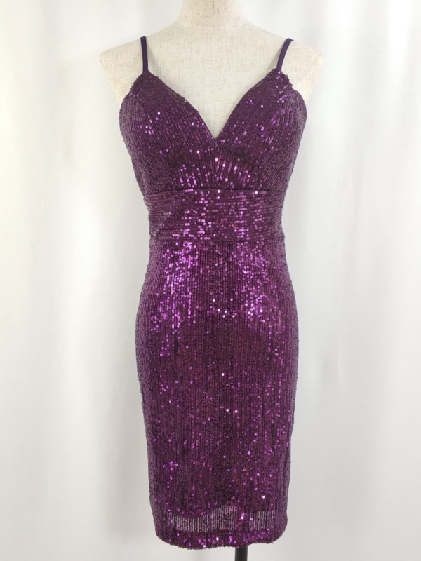 vestido ajustado de lentejuelas morado oscuro