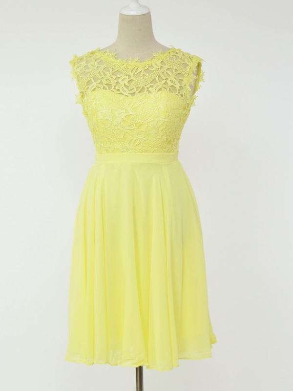 vestido corto de fiesta con encaje amarillo