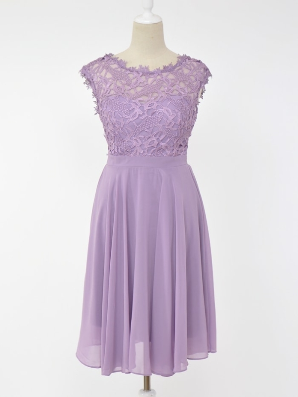 vestido corto de fiesta con encaje lavanda