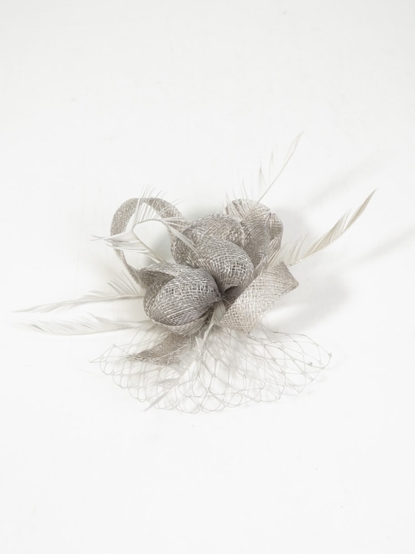 Tocado broche con red y plumas GRIS