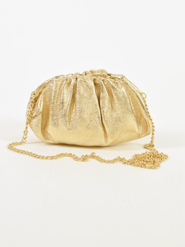 Clutch mano de piel metalizada arrugada DORADO