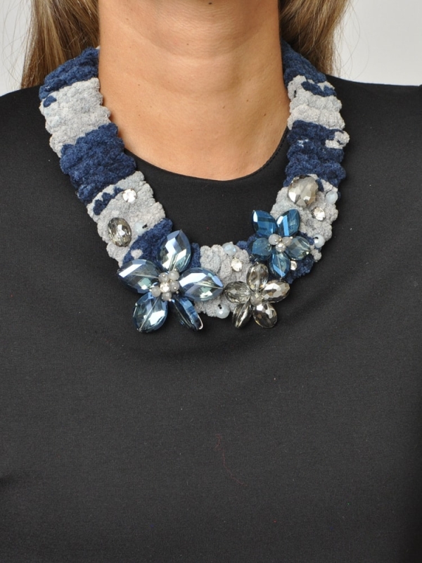 Collar corto con flores de cristal AZUL