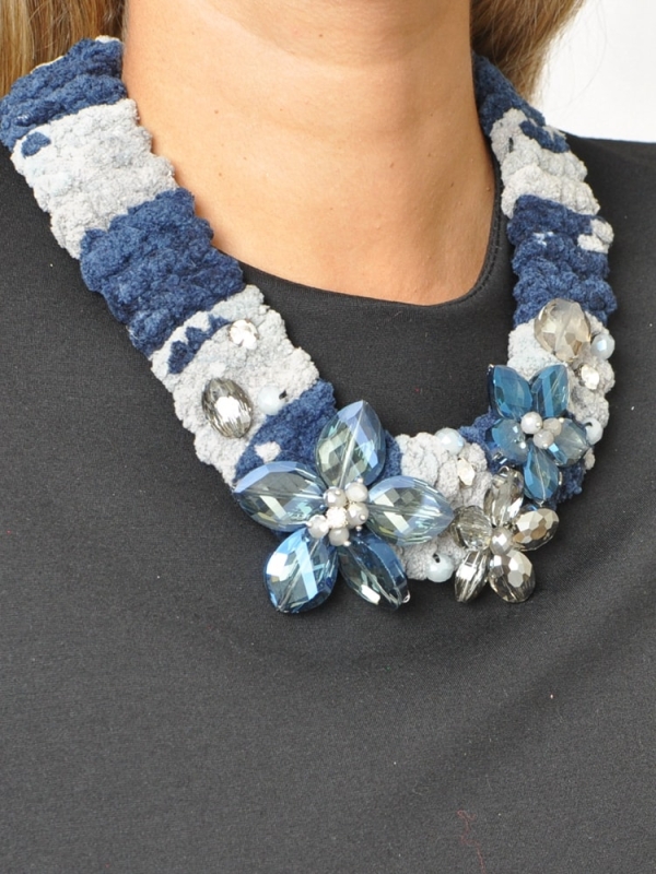 Collar corto con flores de cristal AZUL DETALLE