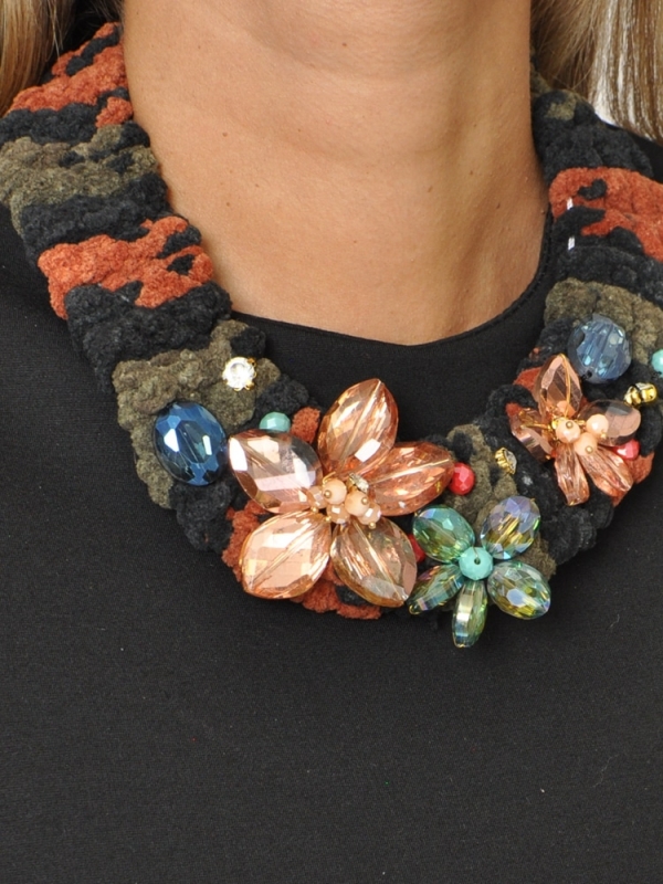 Collar corto con flores de cristal MULTICOLOR DETALLE