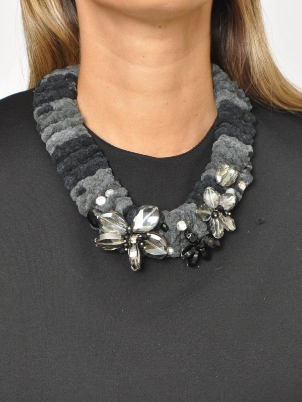 Collar corto con flores de cristal NEGRO