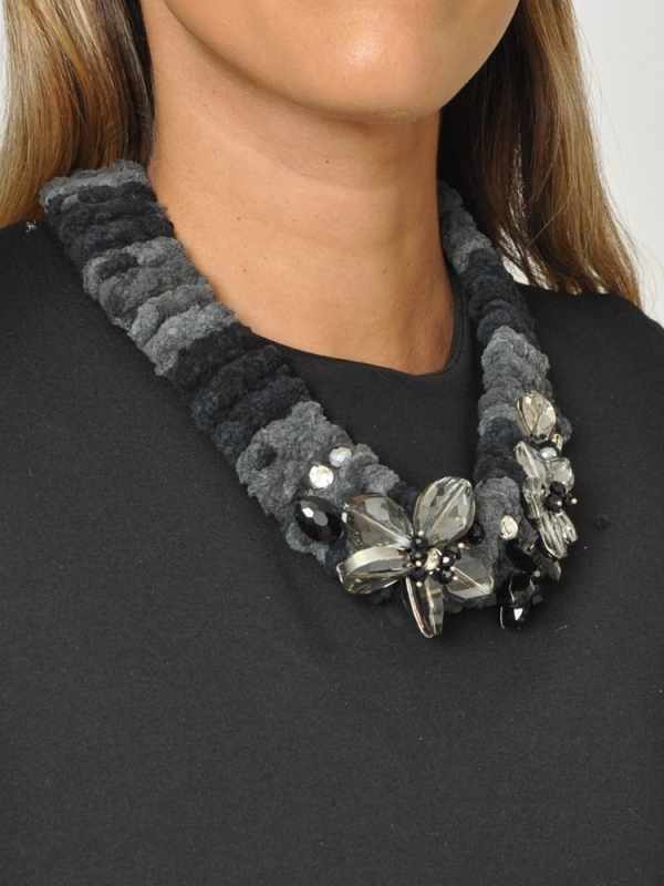 Collar corto con flores de cristal NEGRO DETALLE