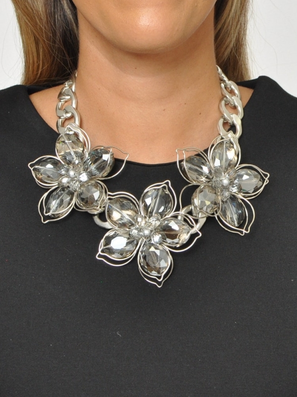 Collar corto de tres flores de cristal PLATEADO