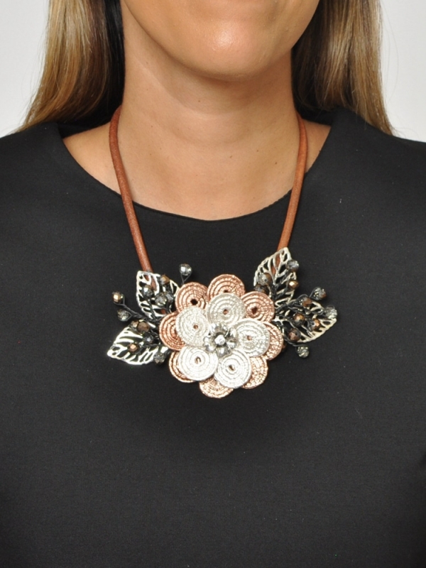 Collar corto flor con hojas BRONCE