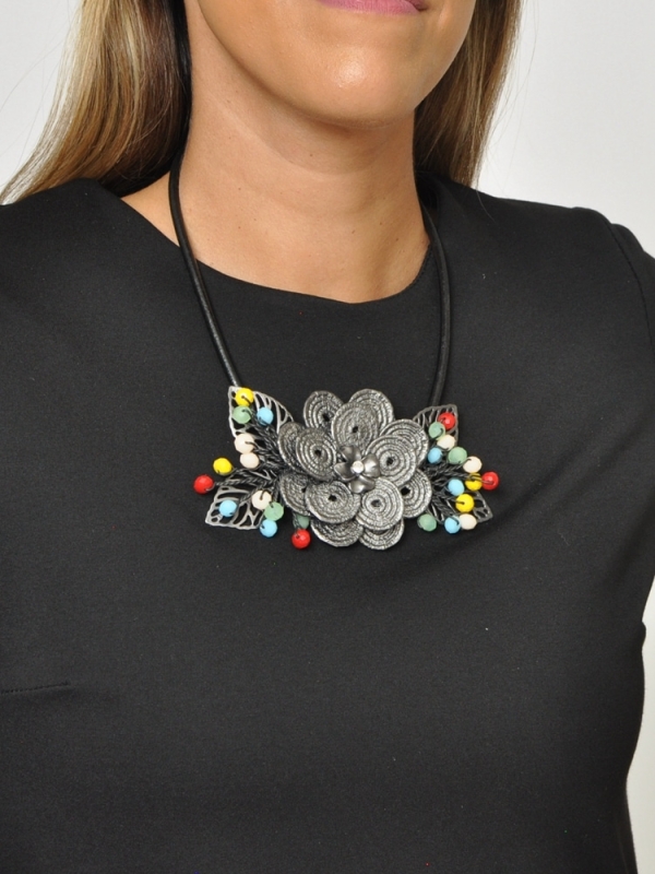 Collar corto flor con hojas MULTICOLOR