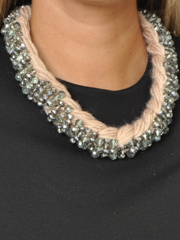 Collar corto lana y cuentas de cristal BEIGE DETALLE