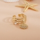 Anillo de acero ajustable tríple con charms concha DORADO