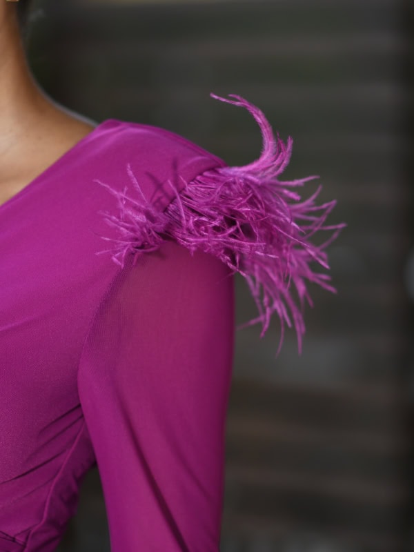 Vestido fiesta corto con plumas detalle