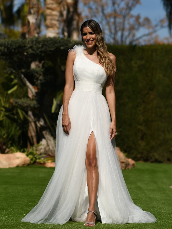 Vestido de novia asimétrico con plumas Paulina