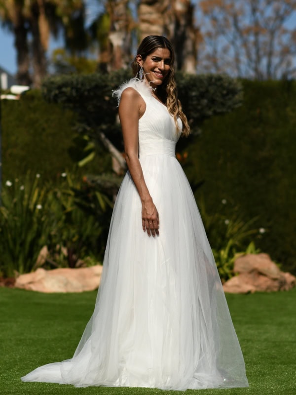 Vestido de novia asimétrico con plumas Paulina BLANCO