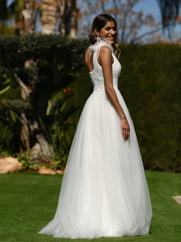 Vestido de novia asimétrico con plumas Paulina ESPALDA