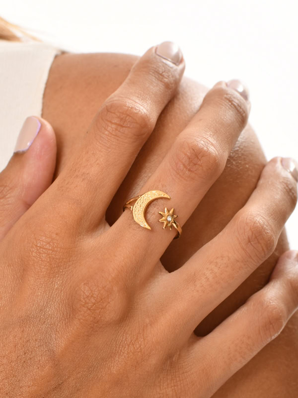 Anillo de acero ajustable Luna y estrella en mano