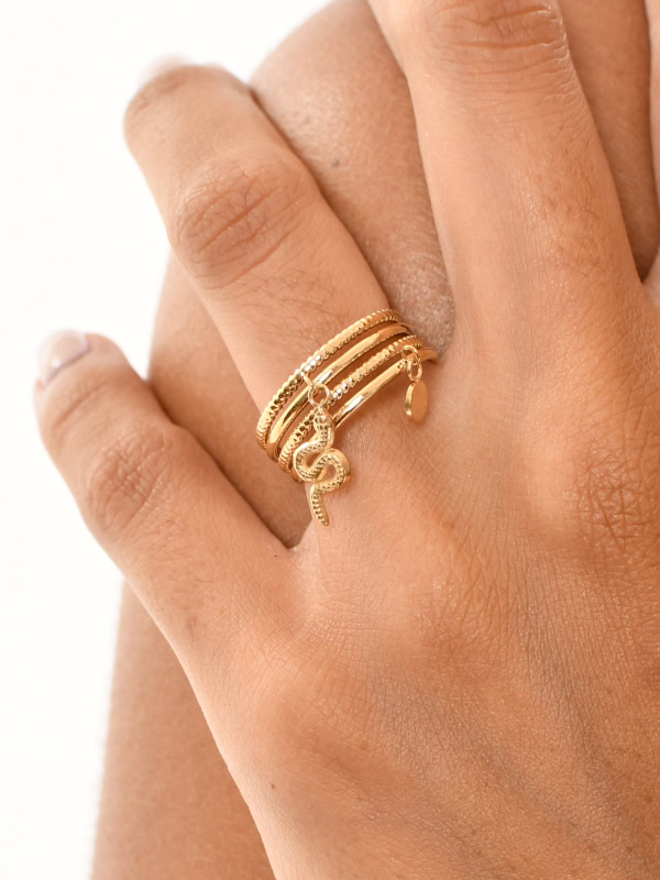 Anillo de acero ajustable cuádruple con charms serpiente en mano