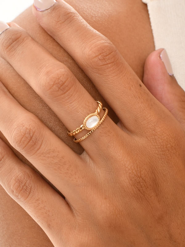 Anillo de acero ajustable doble con piedra natural en mano