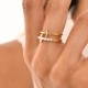 Anillo de acero ajustable doble cruz en mano