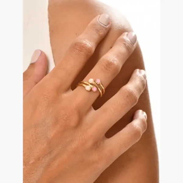 Anillo de acero ajustable twist con piedras naturales rosa