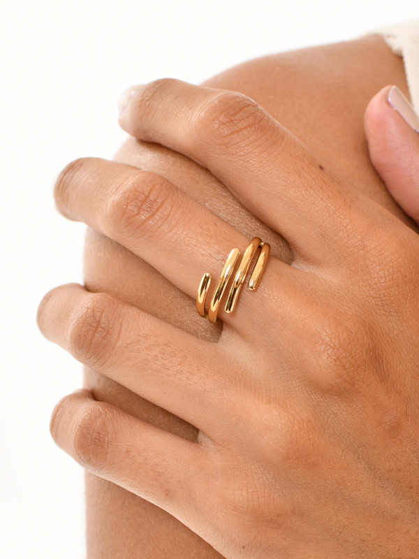 Anillo de acero ajustable twist en mano