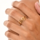 Anillo de acero ajustable twist en mano