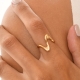 Anillo de acero ajustable zigzag en mano