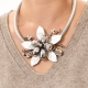 Collar corto flor con cristal plateado