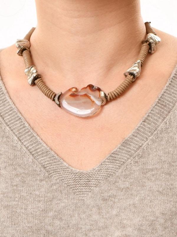 Collar corto piedra natural con cuero MARRON