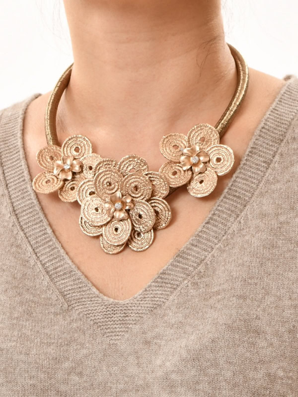 Collar corto tres flores bronce