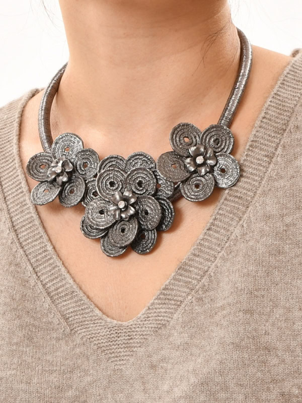 Collar corto tres flores gris