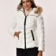 Chaqueta plumífero con bolsillos y capucha blanco