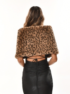 Estola peluche leopardo que cubre la espalda protegiéndote del frío.