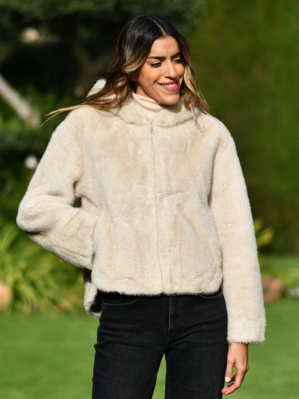 Chaqueta con capucha efecto pelo beige