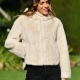 Chaqueta con capucha efecto pelo beige