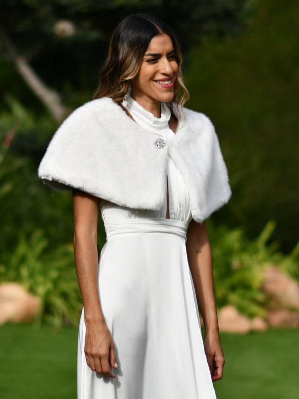 Estola de pelo sintético con broche BLANCO