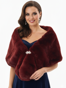 Tenemos estolas de pelo sintético que disponen de broche para que queden perfectamente fijadas al cuerpo de quien la luce.