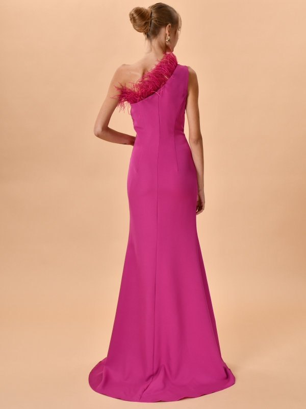 Vestido fiesta largo asimétrico con plumas