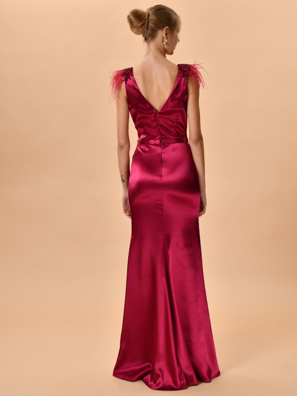 Vestido fiesta largo cuello V satinado con plumas