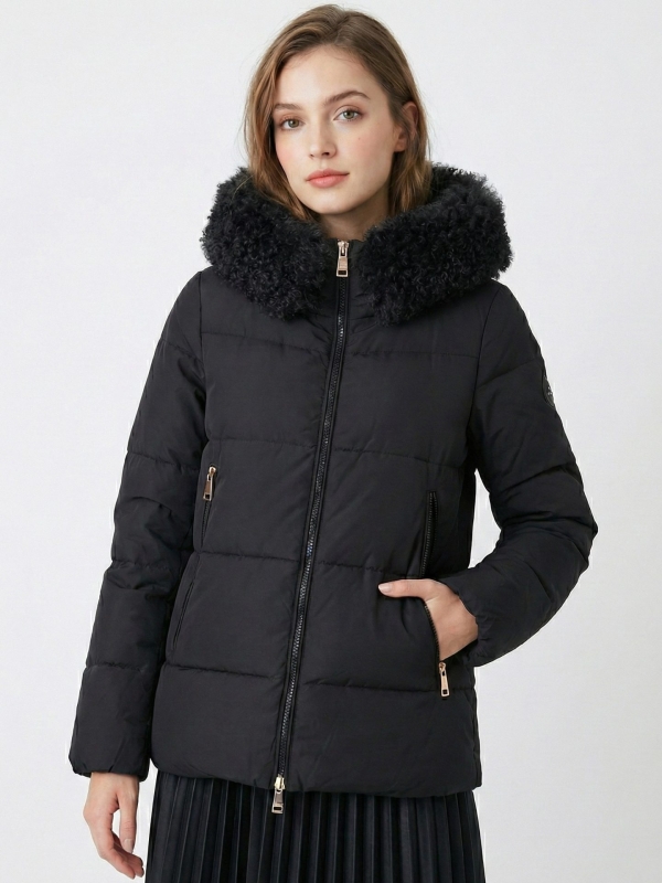 Abrigo corto con capucha y ribete de lana de oveja joven