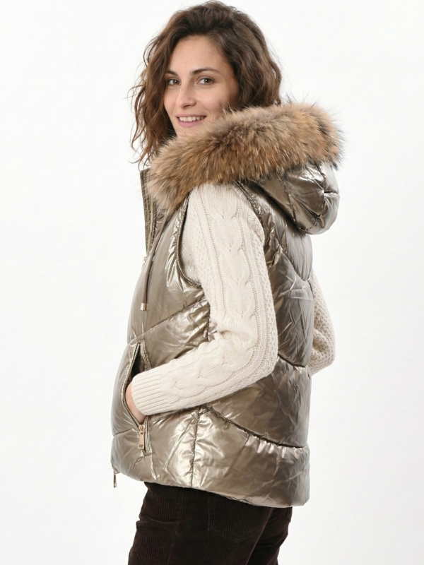 Chaleco acolchado metalizado con capucha pelo natural DORADO