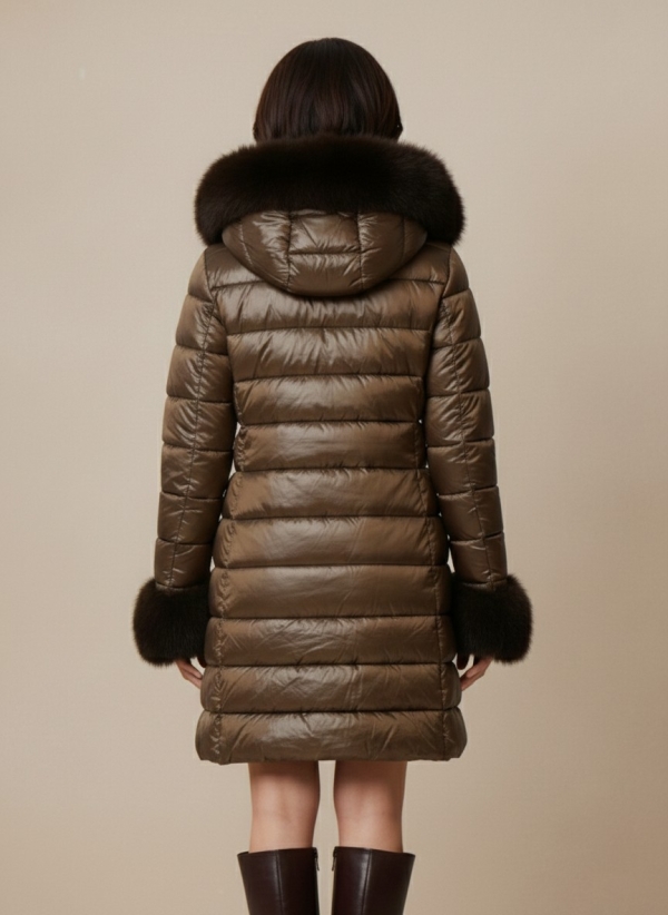 Abrigo acolchado largo con detalles de pelo peluche espalda