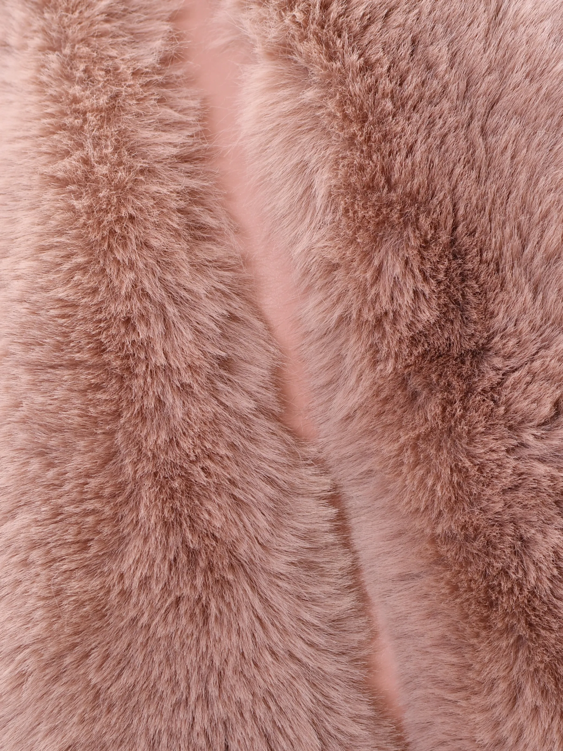 Estola pelo peluche extra grande detalle 2 webp