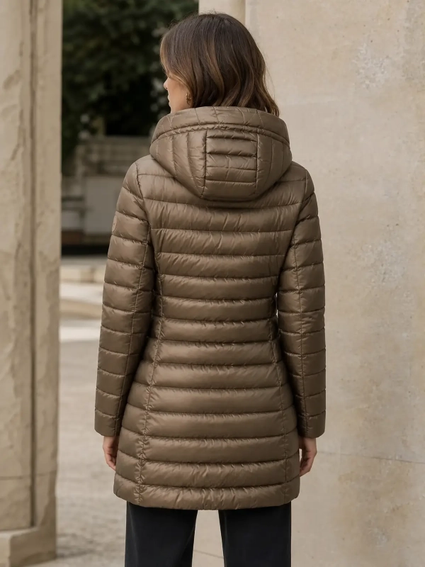 Abrigo acolchado con capucha con diseño elegante y funcional.
