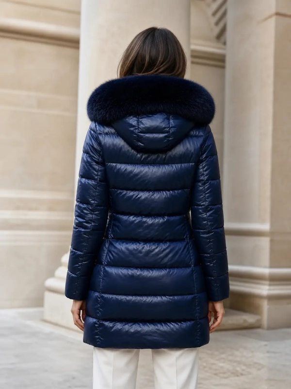 Abrigo acolchado con cuello de pelo, diseño sofisticado y cálido.