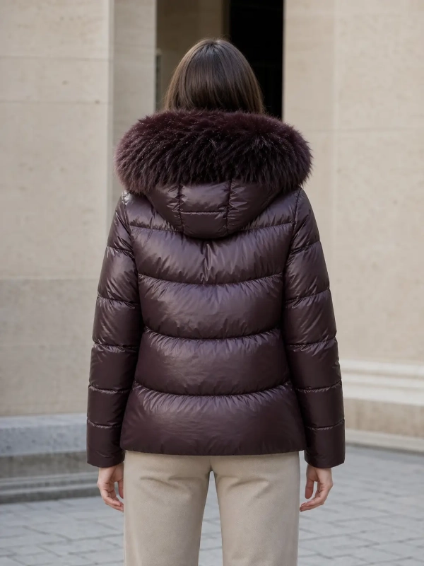 Chaqueta acolchada con capucha y detalles de pelo, diseño moderno.