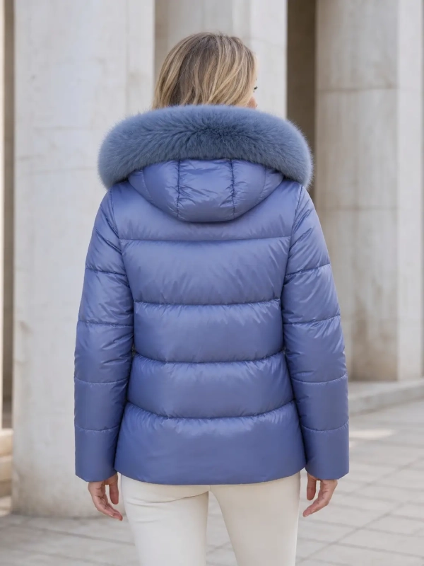 Chaqueta acolchada con capucha de pelo y cierre de cremallera.