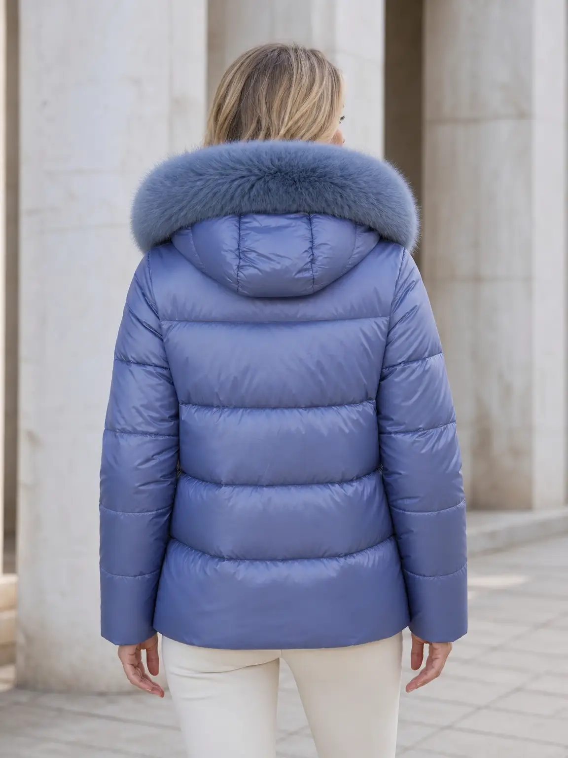 Chaqueta acolchada con capucha de pelo y cierre de cremallera.