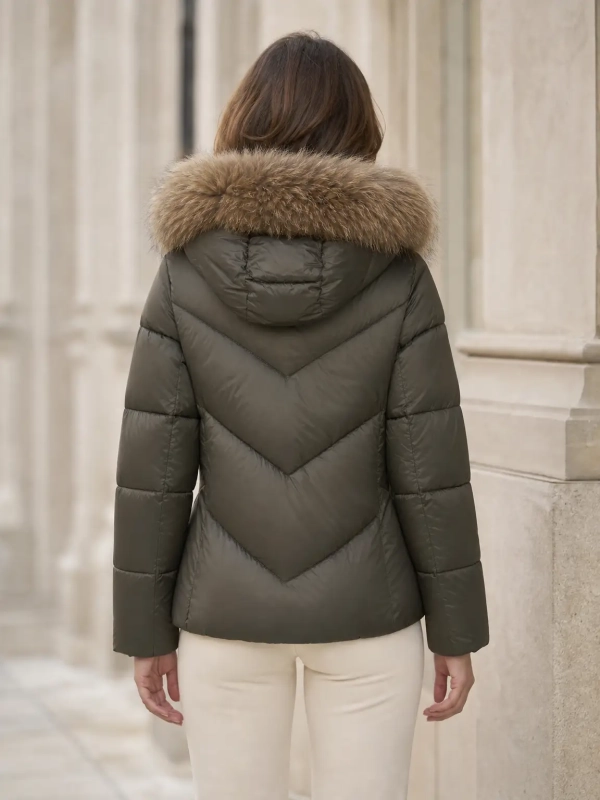 Chaqueta acolchada con diseño moderno y capucha de pelo.