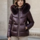 Chaqueta acolchada con capucha y detalles de pelo, diseño moderno.